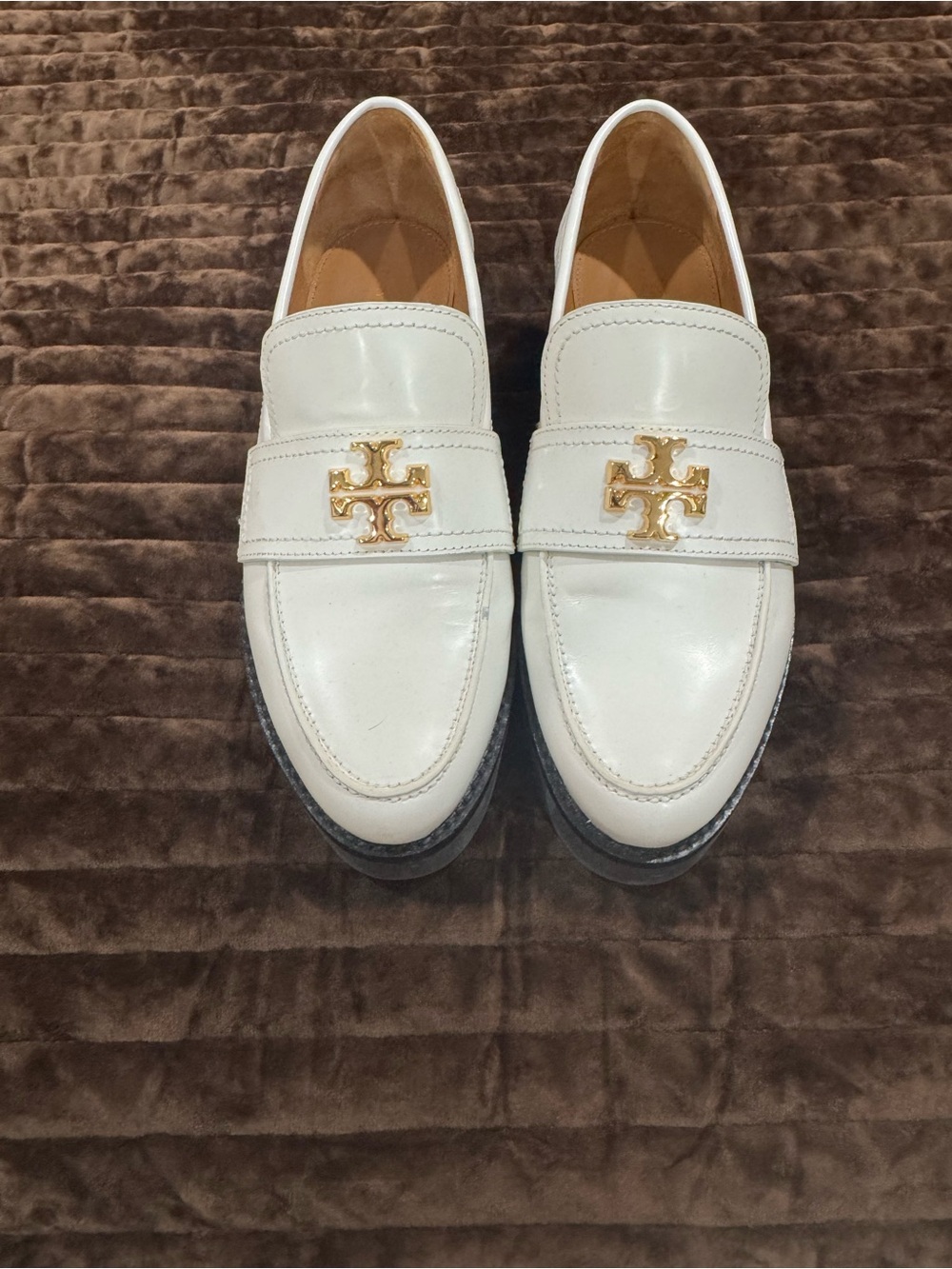 Tory Burch White Leather Women Loafers with Gold Emblem….Like new 🩷